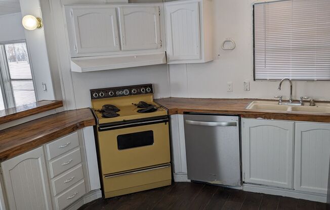 3 beds, 2 baths, 850 sqft, $1,295, Unit #3