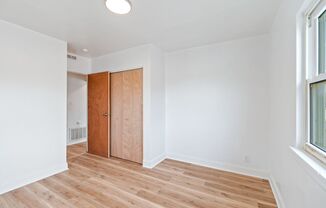 2 beds, 1 bath, $825, Unit 202 Parkview Blvd