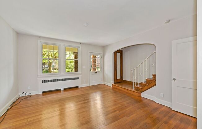 Charming Rowhome with Garage in Prime Glover Park Location – Available for August Start!