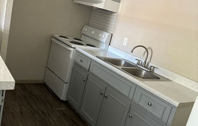 2 beds, 2 baths, 845 sqft, $1,100, Unit T204