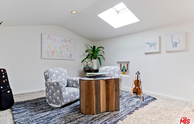 823 ENCHANTED WAY