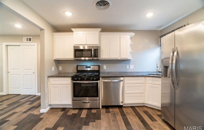 3 beds, 1 bath, 925 sqft, $1,995, Unit Hillsdale Dr 204