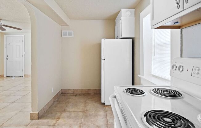 2 beds, 1 bath, $750, Unit 6DE