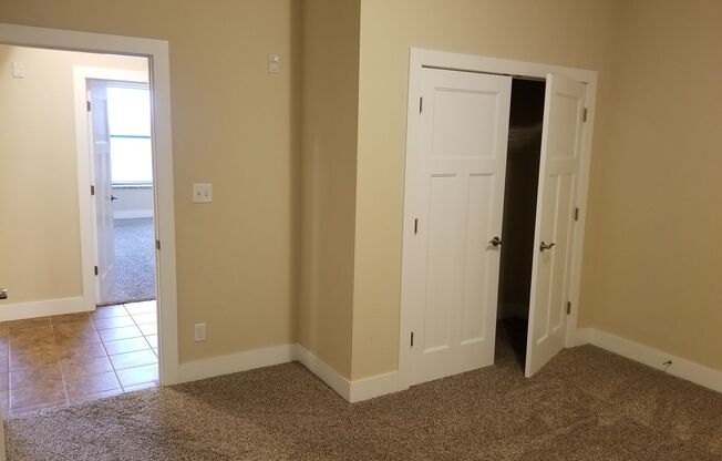 2 beds, 1 bath, $1,000, Unit 321