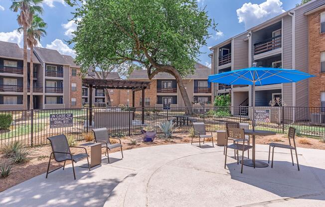 a group of lawn chairs sitting on top of a building