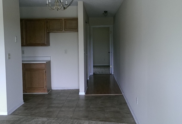 2 beds, 1 bath, $690, Unit 21