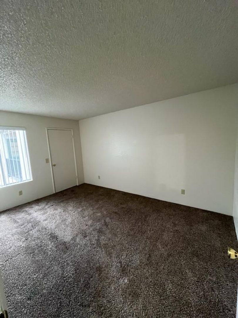 900 Susan Dr. (Pepper Tree Apartments)