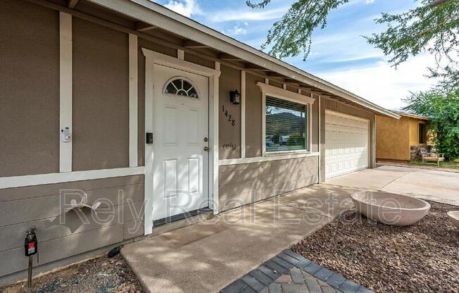 1428 W JOAN DE ARC AVE