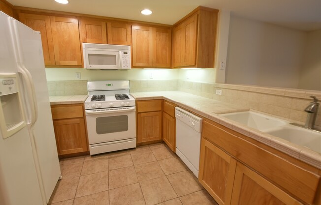 Clean, Classic Contemporary 3 Bedroom + 2 Bath Townhouse Style Home Near Downtown Campbell & Willow Glen Walk, Bike or Short Drive to Whole Foods/Trader Joe's/The Pruneyard/Farmer's Market/Light Rail!