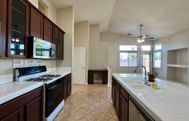 Beautiful and Spacious Single Story 4 bed/2 bath with 3 car garage in Elk Grove!
