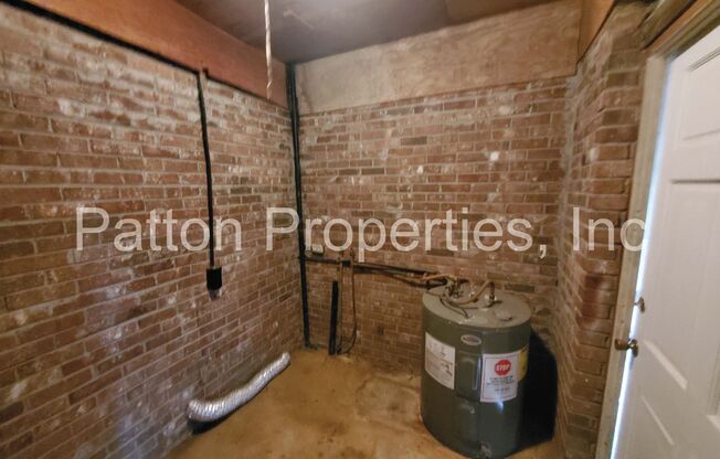 2 beds, 1 bath, 880 sqft, $995, Unit A