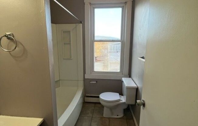 2 beds, 1 bath, $900, Unit 502 Center St APT 2