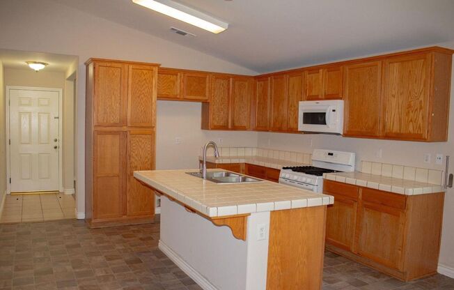 Perfect 3 Bed Home in SW Bkrsfd W/Solar Panels!  $2100 Rent + $175 Solar Fee