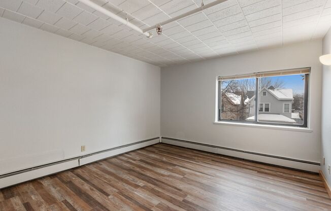3 beds, 1 bath, 1,050 sqft, $1,550, Unit 21