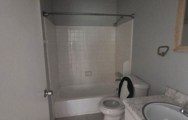 2 beds, 2 baths, $995, Unit E9