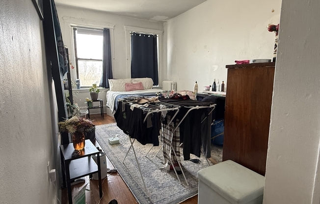 3 beds, 1 bath, $4,650, Unit 19