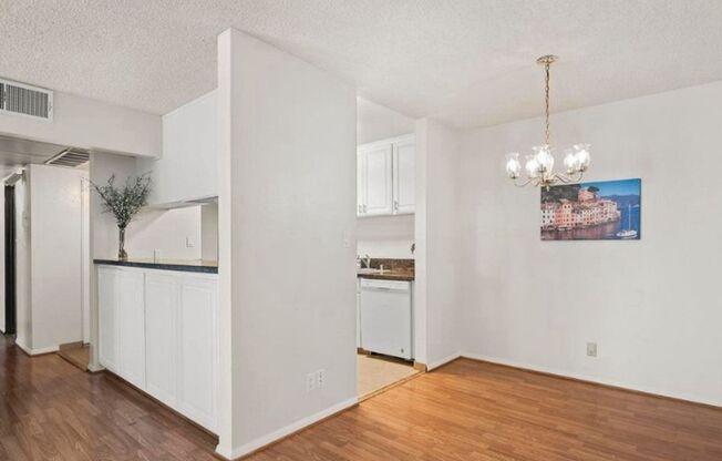 2 beds, 1 bath, $1,650, Unit # 211