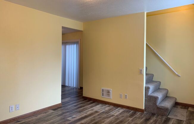 3 bed 2 bath home! Easy freeway Access! Great Location!