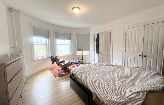 2 beds, 1 bath, $3,600, Unit 32