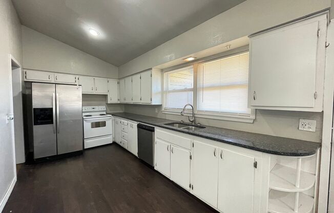 Pre-Leasing 4 bed 2 bath