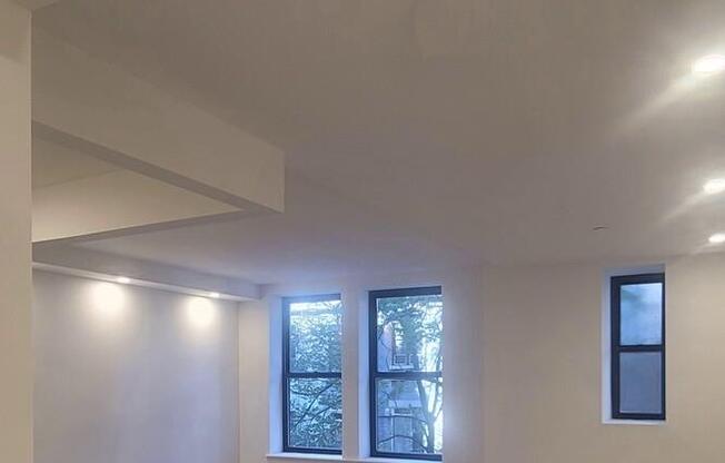 2 beds, 1 bath, $7,400, Unit 5I