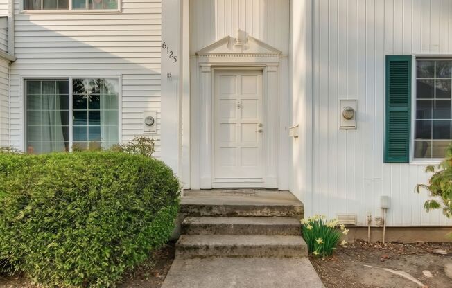 **$1000 OFF SECOND MONTH'S RENT** Lovely Townhome Located in Beaverton with Community Pool! Water/Sewer, Garbage & Recycling included in the Rent.