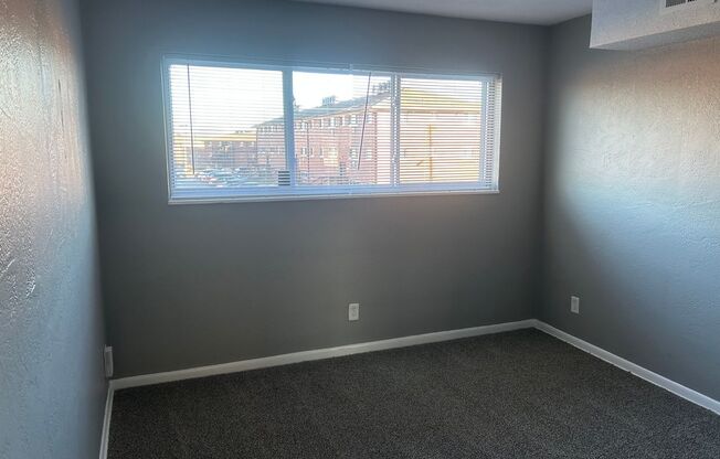 2 beds, 1 bath, 750 sqft, $1,070, Unit B11 1033 11
