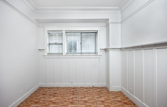 4 Bedroom Apartment with 1 Common Bathroom at 1418 Jefferson Blvd. - Unit 1418