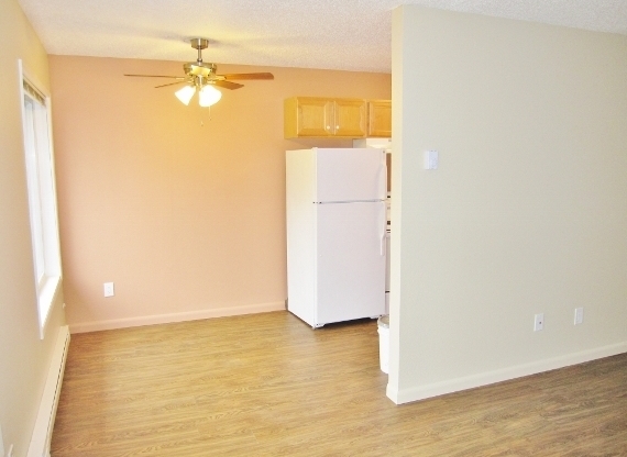 SE: Sweet Garden Style Top Floor 1-Bed w/Bright Picture Windows!