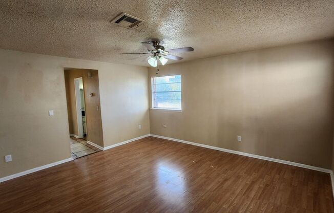 1 bedroom apartment in Edmond, OK with granite countertops and central heat and air next to UCO campus