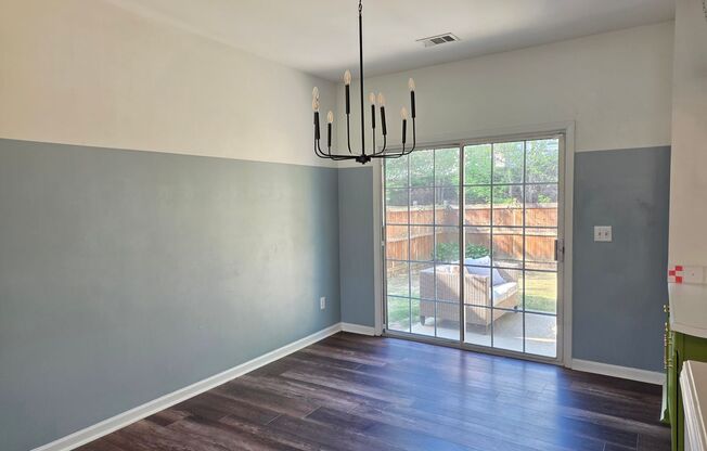 Rare 3 bed 2.5 bath Townhome located in Kennesaw