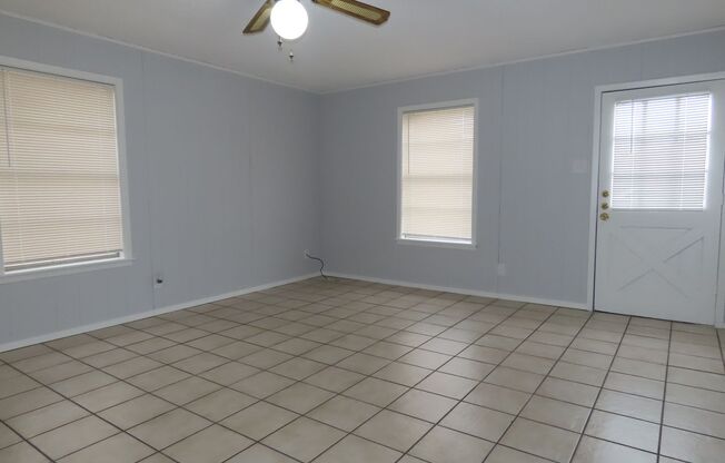 Charming 2 Bedroom, 1 Bath House in Whitehouse ISD. Lawn Care Included!