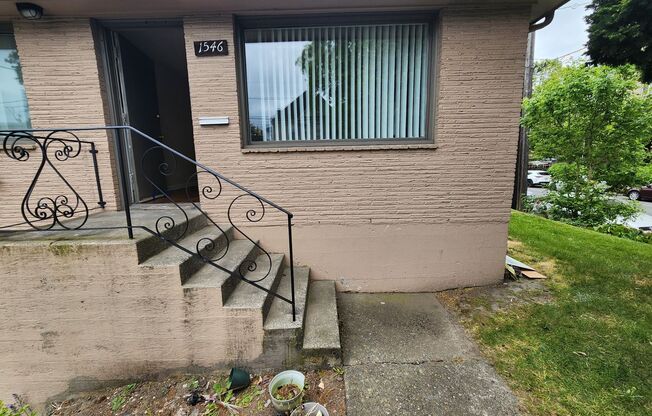 Spacious 2x1 Duplex w/ Attached Private Garage and in-unit Washer/Dryer - Available in Beacon Hill!