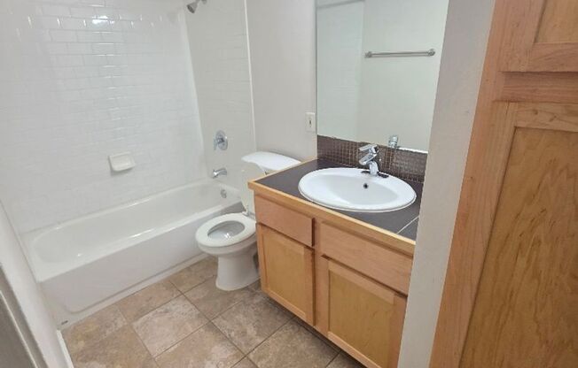 1 bed, 1 bath, 700 sqft, $999, Unit ELP2202-142