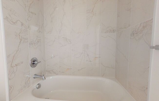 Studio, 1 bath, 365 sqft, $2,645, Unit 363 6th St, Unit 412