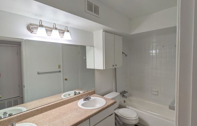 2 beds, 1 bath, 952 sqft, $905, Unit TH 208