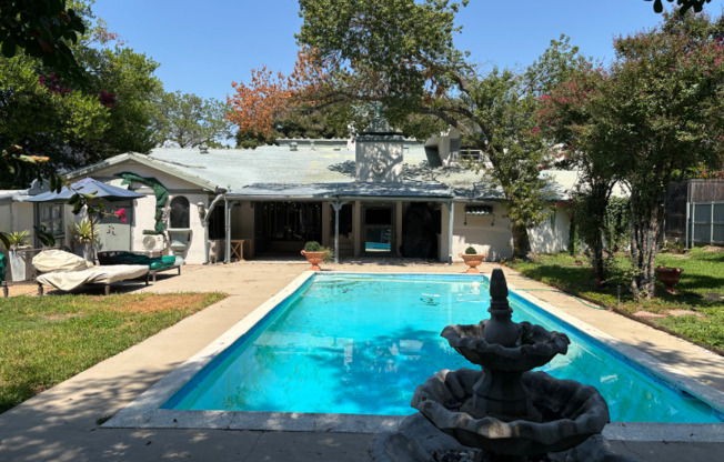 5338 W UNIVERSITY
