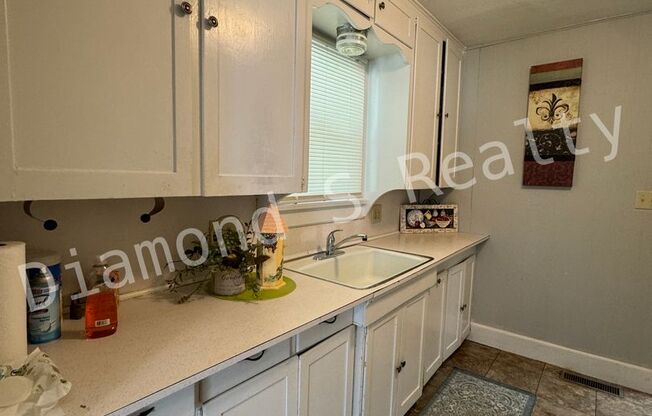 Cute and Clean 2 Bedroom Home Available Now!