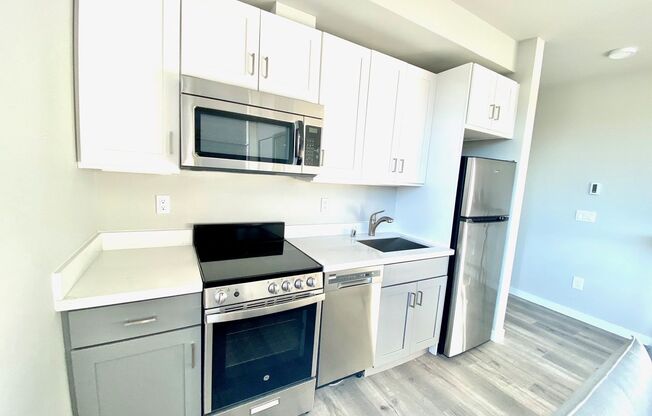 2 beds, 2 baths, 655 sqft, $2,350, Unit 402