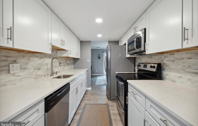 216 HOLLY DR