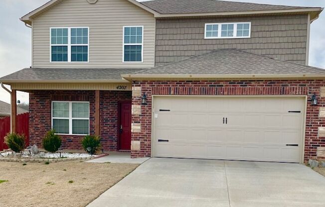 Spacious 4 Bedroom located in Bentonville!   HALF OFF THE FIRST MONTHS RENT!!!!