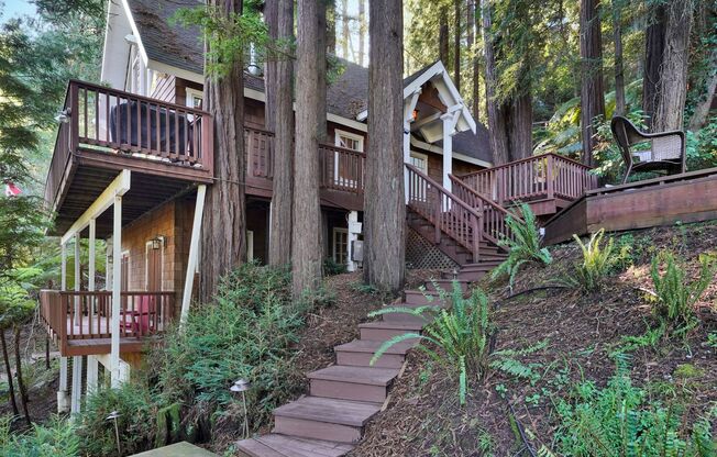 ENCHANTING RETREAT – A SECLUDED HAVEN IN THE REDWOODS