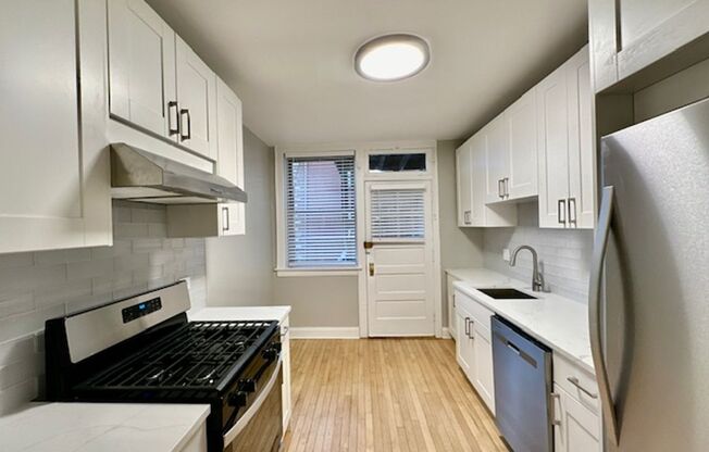 One Bed/One bath in Beautiful Edgewater ~ Heat Included