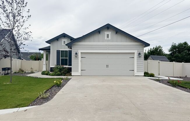 New on Market! Close to Freeway and Shopping!