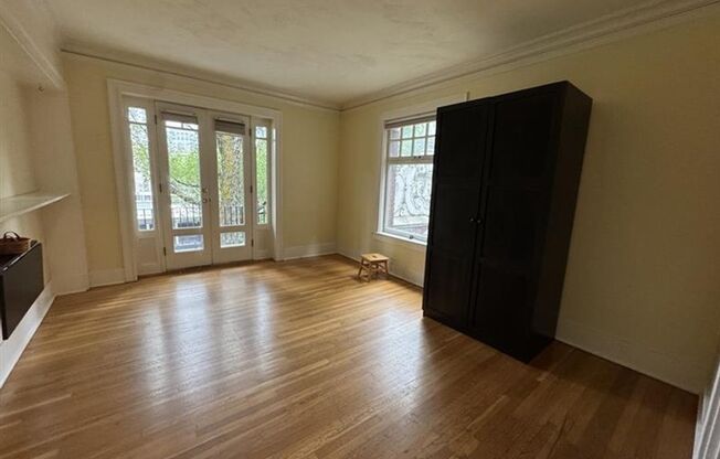 1811 NW Couch Street #305 ~ Historic Nob Hill Studio