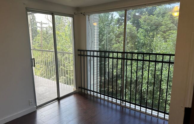 Spacious Private Guy Room Floor to Ceiling windows - 3 block from U campus