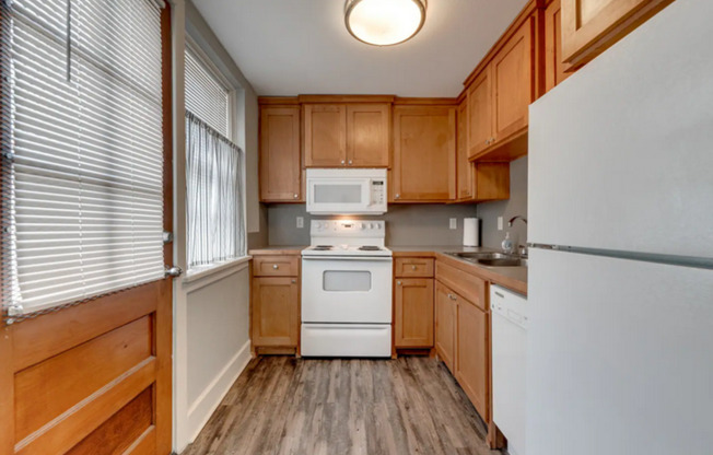 1 bed, 1 bath, 600 sqft, $995, Unit 315 E. 6th  - 101