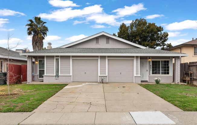 Adorable 2/1 Duplex with Garage! Cute As A Bug! PLEASE READ ENTIRE AD FOR VIEWINGS!