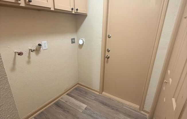 3 beds, 2 baths, 1,100 sqft, $1,395, Unit 1516