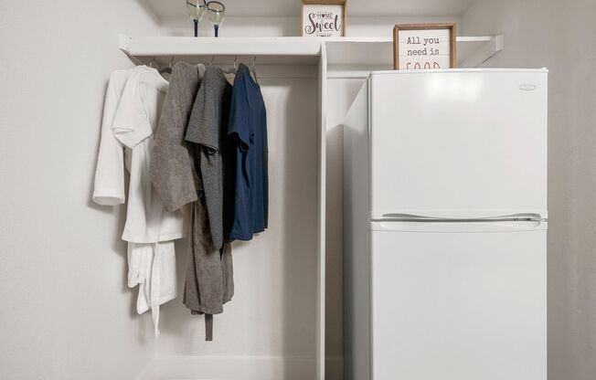 Studio, 1 bath, 300 sqft, $979, Unit 15
